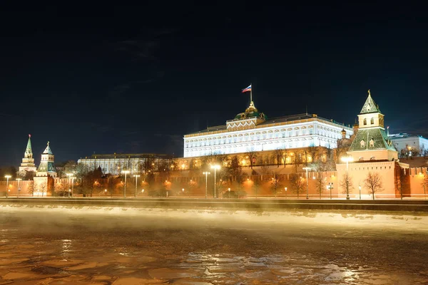 Paisaje nocturno con la imagen del Kremlin de Moscú —  Fotos de Stock