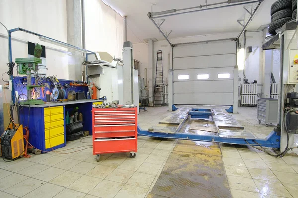 Lege auto reparatie station — Stockfoto