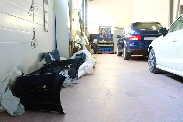 Coche en un taller de carrocería en Moscú — Foto de Stock