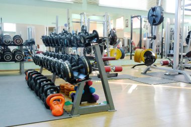 dambıl ve ağırlık içinde fitness salonu