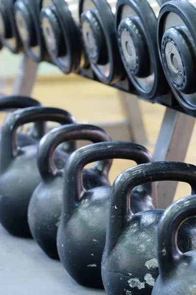 Halteres e pesos na sala de fitness — Fotografia de Stock