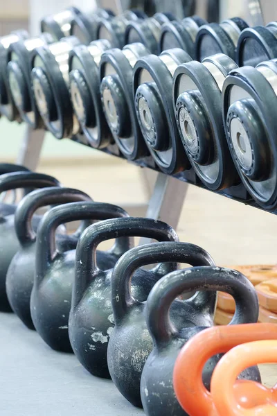 Dumbbells and weights in fitness hall — Stock Photo, Image