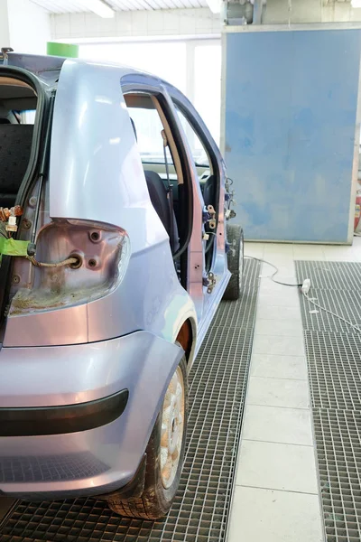 Coche en una estación de reparación de automóviles — Foto de Stock