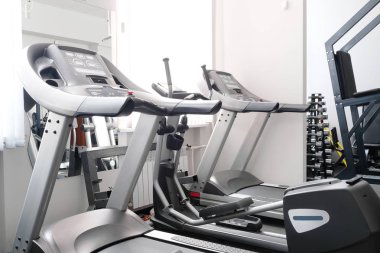 Bir spor salonunun içinde.