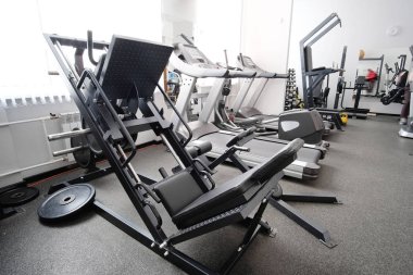 Bir spor salonunun içinde.