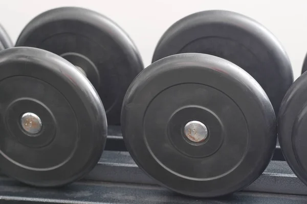Pesos em uma sala de fitness — Fotografia de Stock