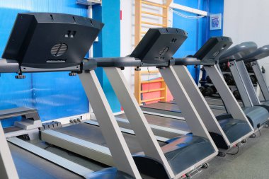 Bir spor salonunun içinde.