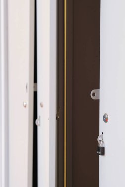 Fitness kulüp soyunma odasında raflar