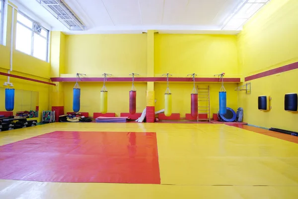 Salle de fitness avec sacs de boxe — Photo