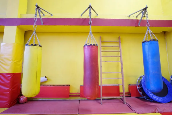 Sala de fitness com sacos de perfuração — Fotografia de Stock