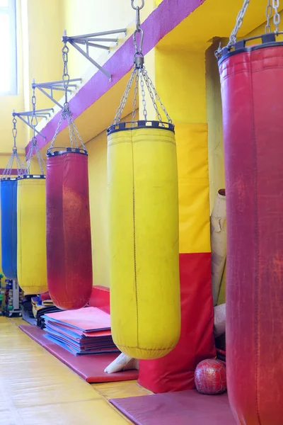 Fitness zaal met bokszakken — Stockfoto
