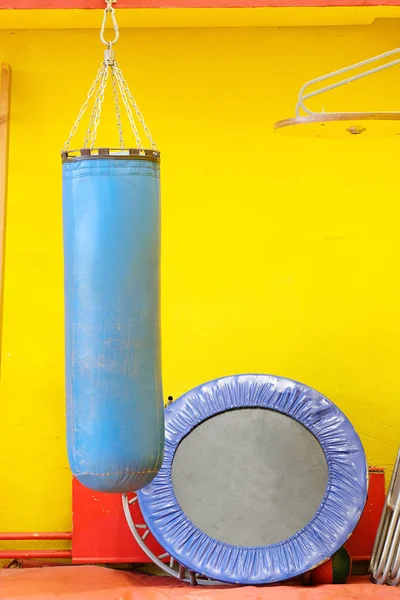 Sala de fitness com sacos de perfuração — Fotografia de Stock