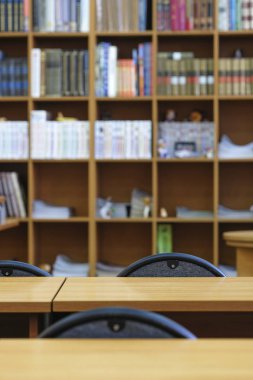  bir kütüphane okuma odası