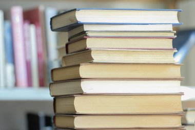 kitaplığındaki kitap rafı