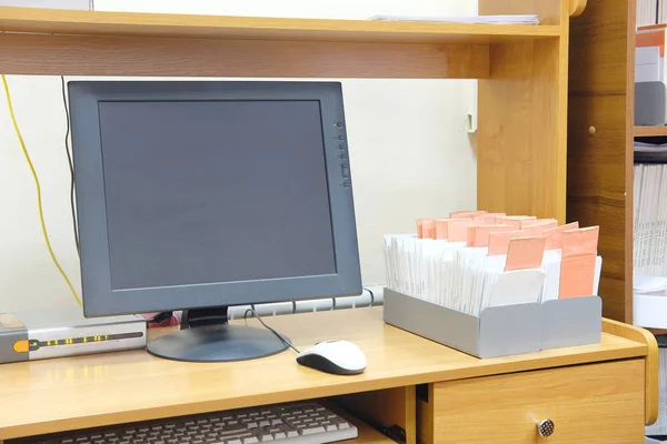 De monitor van de computer in de buurt van de kaart-index — Stockfoto