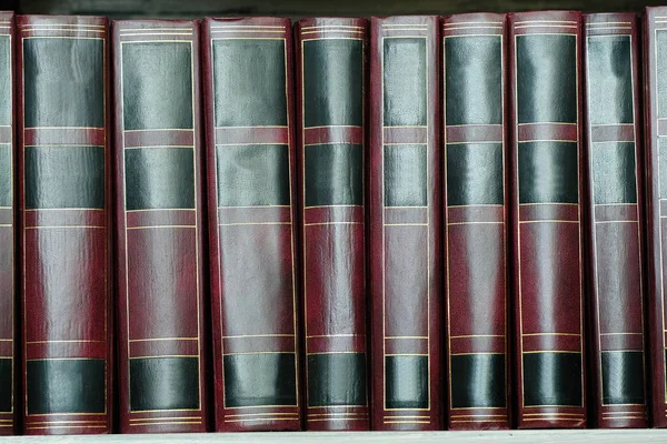 Книги на книжных полках библиотеки — стоковое фото