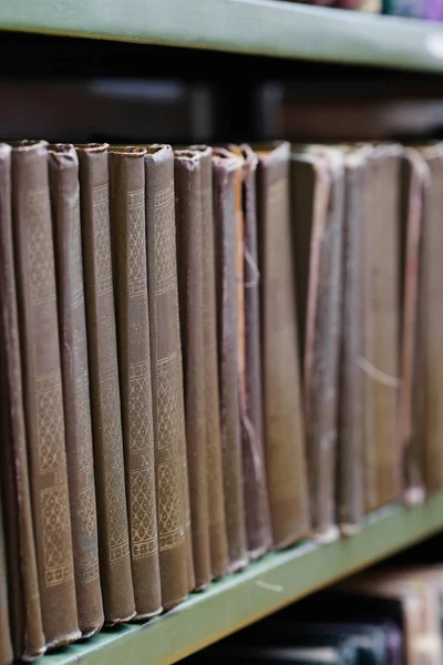 Livros em estantes na biblioteca — Fotografia de Stock