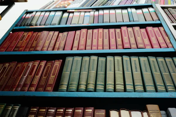 Libros en estanterías en la biblioteca — Foto de Stock