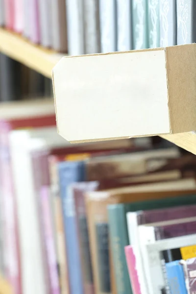Boekenkasten in bibliotheek — Stockfoto