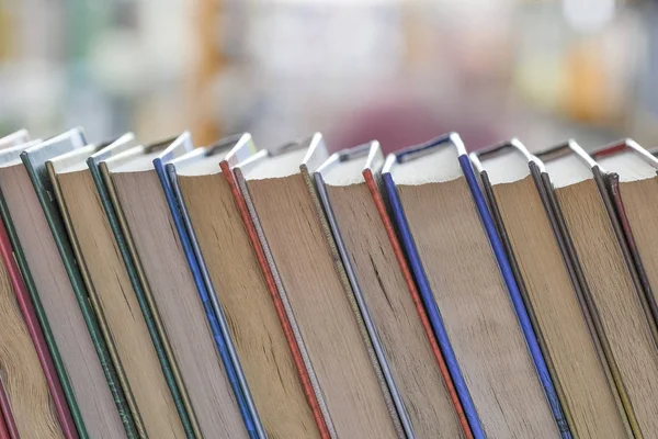 Estantes de livros na biblioteca — Fotografia de Stock