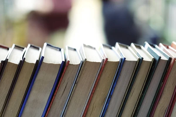 Estantes de livros na biblioteca — Fotografia de Stock