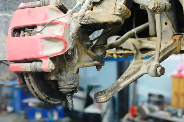Reparação de uma suspensão dianteira do carro — Fotografia de Stock