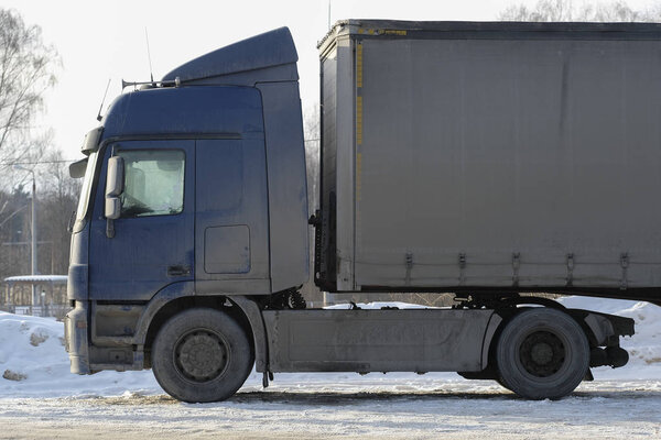 Грузовик на парковке
