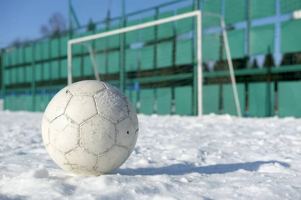 Ball auf einem schneebedeckten Spielplatz — Stockfoto