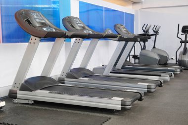 Bir spor salonunun içinde.