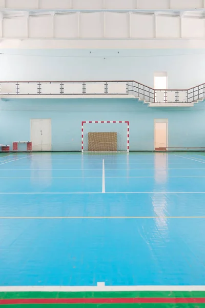 Intérieur d'une salle de sport pour le football ou le handball — Photo