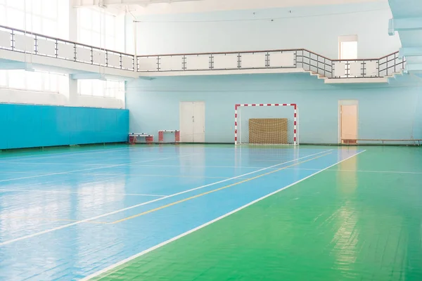 Intérieur d'une salle de sport pour le football ou le handball — Photo