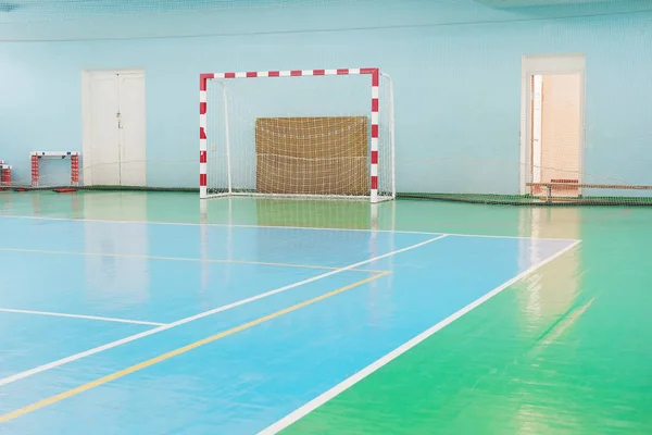 Innenraum einer Sporthalle für Fußball oder Handball — Stockfoto