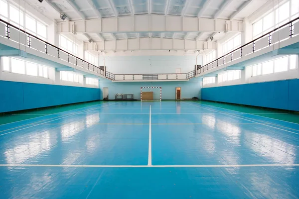 Innenraum einer Sporthalle für Fußball oder Handball — Stockfoto