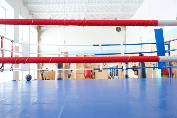 Interior de una sala de boxeo — Foto de Stock