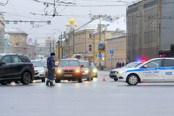 Policejní důstojník reguluje pohyb v centru Moskvy, na křižovatce ulic kouřmu Koltso — Stock fotografie