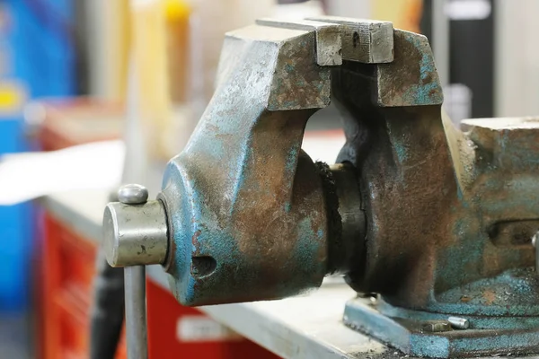 Vise on a working bench — Stock Photo, Image