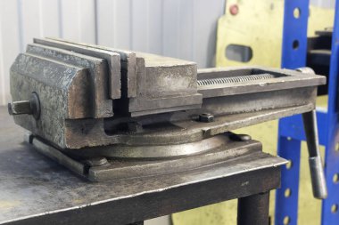 Bir çalışma bankta mengene 