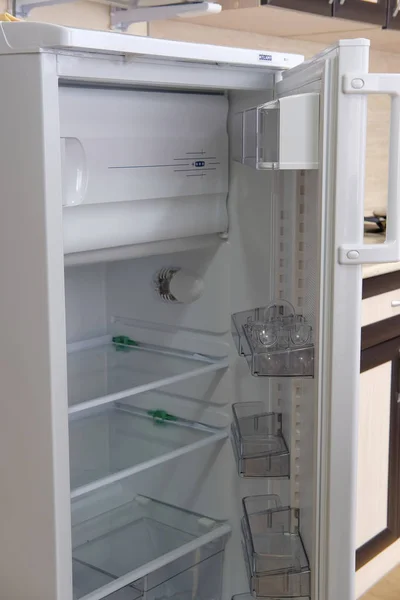 Öppna kylskåpet närbild — Stockfoto