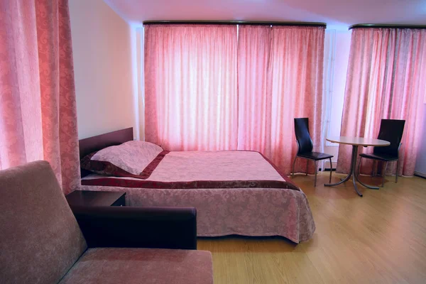 Interno di una camera da letto d'albergo — Foto Stock