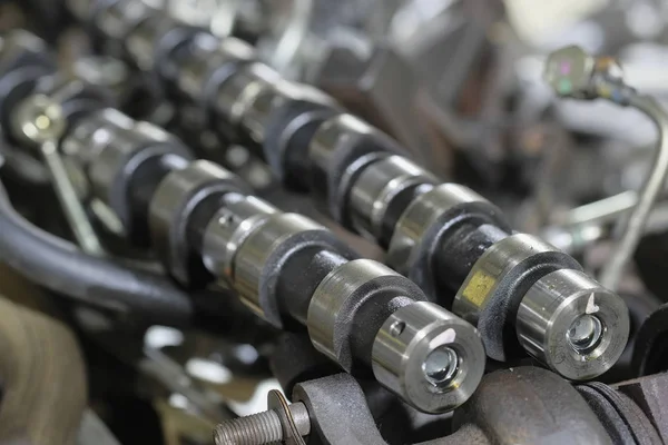Kamaxel lögner bland Detaljer för motorn demonteras för reparation — Stockfoto