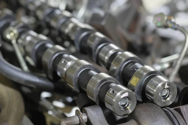 Árbol de levas se encuentra entre los detalles del motor desmontado para su reparación —  Fotos de Stock