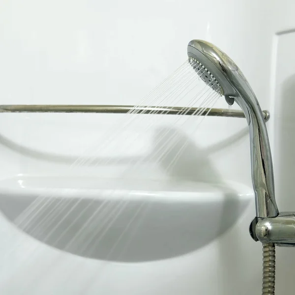 Il flusso d'acqua fluisce da una doccia — Foto Stock