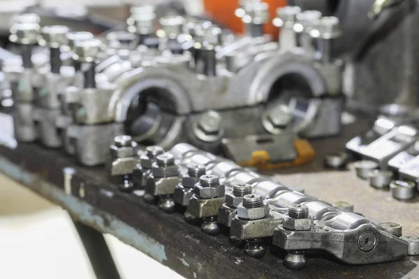 Gedemonteerde automotoren georganiseerd op de tafel voor de periode van reparatie — Stockfoto