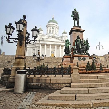 Aziz Nikolaos Kilisesi ve anıt Alexander II Helsinki senatoryal alan üzerinde