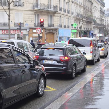 Paris'in merkezinde bir Caddesi üzerinde trafik sıkışıklığı