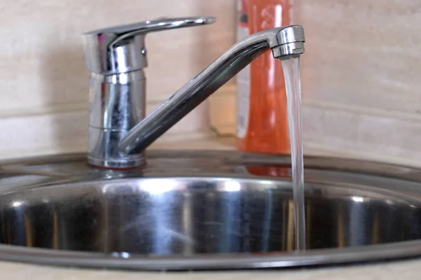 Water flows from the faucet — Stock Photo, Image