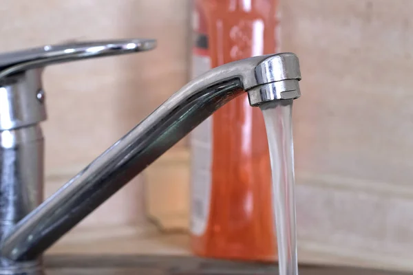 Water flows from the faucet — Stock Photo, Image