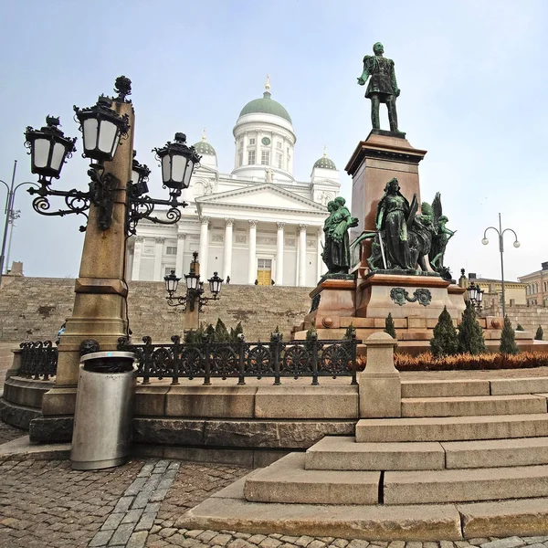 St. Nikolaus-Kirche und Alexanderdenkmal auf dem Senatsgelände in Helsinki — Stockfoto