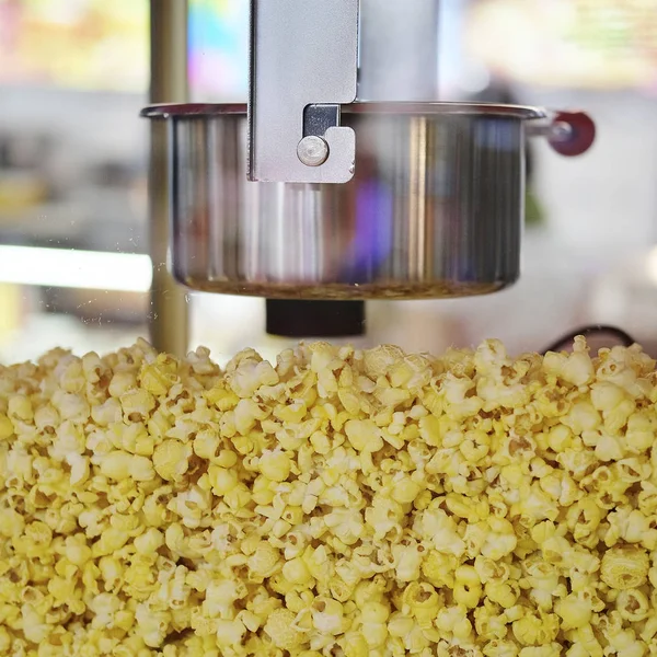 Popcorn in eine Popcornmaschine — Stockfoto