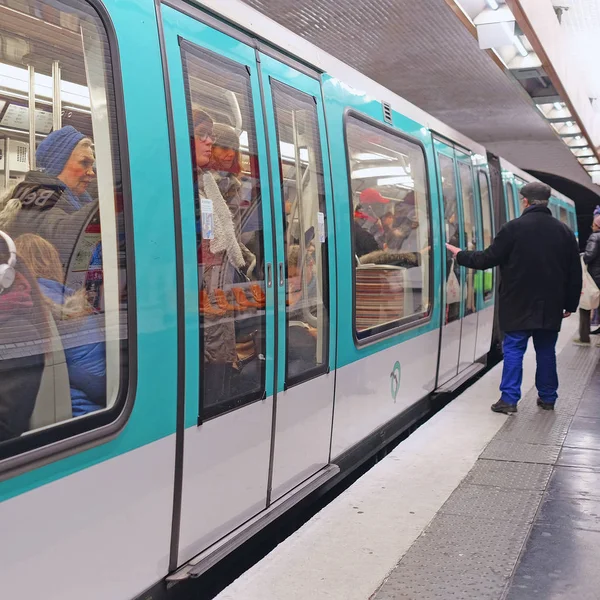 Pociąg metra w Paryżu — Zdjęcie stockowe